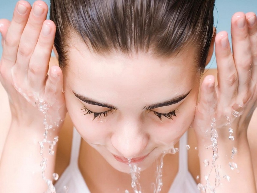 Soap or face wash can damage your face clean your face with these homely products | साबण आणि फेसवॉश नाही तर, 'या' घरगुती वस्तू वापरा अन् चेहऱ्याचं सौंदर्य खुलवा!