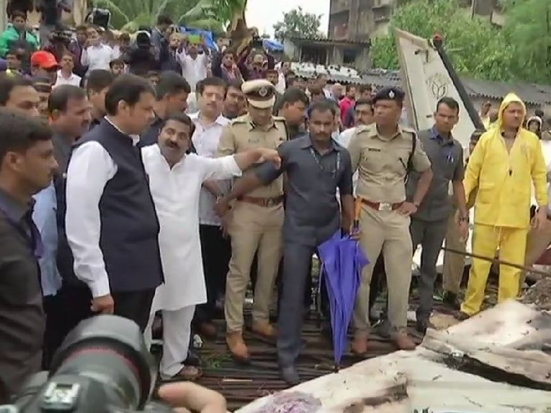 It is a worrying incident - Chief Minister | Mumbai Plane Crash: घाटकोपर येथील विमान अपघाताची चौकशी करणार, घटनास्थळाला भेट दिल्यानंतर मुख्यमंत्र्यांची घोषणा