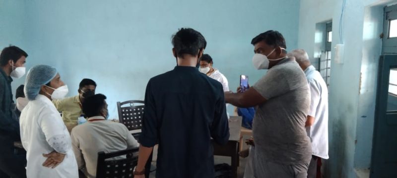 Confusion at vaccination center in Gondia due to lack of planning | नियोजनाअभावी गोंदियात लसीकरण केंद्रावर गोंधळ 