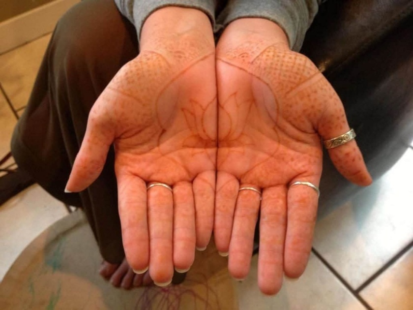 Shravan Special How to remove fading mehendi or henna faster | मेहंदीचा रंग फिका पडलाय?; काढून टाकण्यासाठी 'या' आहेत घरगुती टिप्स