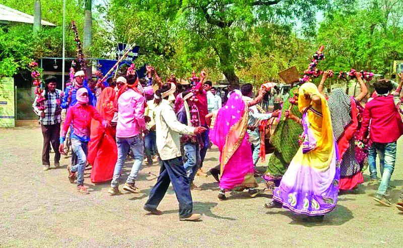Buldana: 'Phagwa festival' of tribals in Satpuda; Participants also participated in the election! | बुलडाणा : सातपुड्यात आदिवासींचा ‘फगवा उत्सव’; लोकप्रतिनिधीही झाले सहभागी!