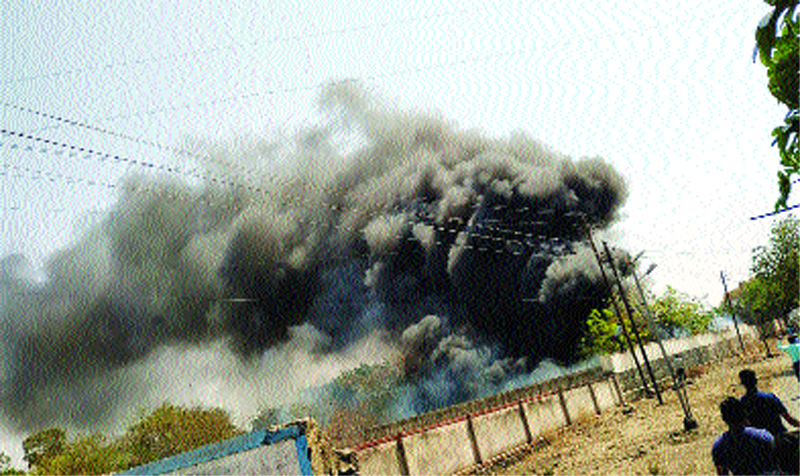 Fire at Sadar Bazar police station premises in Solapur; 200 vehicles seized | सोलापुरात सदर बझार पोलीस ठाण्याच्या आवारात आग; जप्त केलेली २०० वाहने जळून खाक