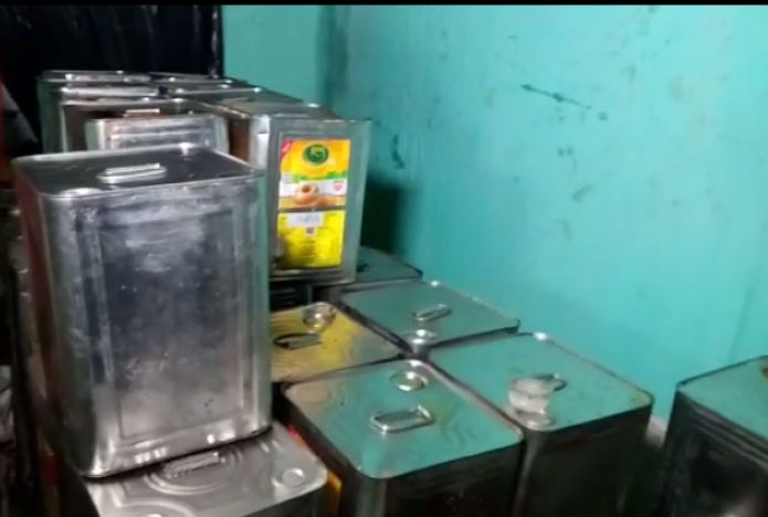In Nagpur seized stock of fake edible oil | नागपुरात बनावट खाद्यतेलाचा साठा जप्त