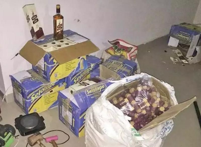 Counterfeit liquor factory in Kalmani in Nagpur: Police raid | नागपुरातील कळमन्यात बनावट दारूचा कारखाना : पोलिसांचा छापा