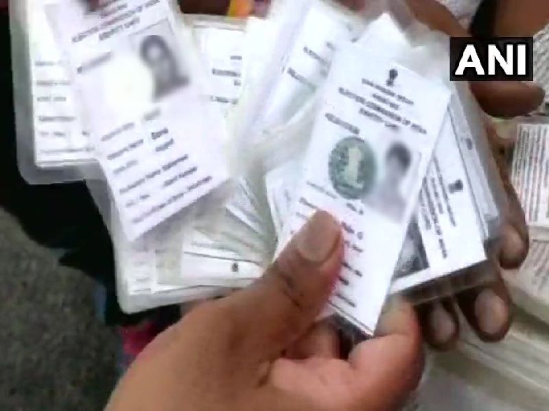 Fake voter ID cards found at an apartment in Jalahalli Karnataka | बोगस मतदार ओळखपत्रांवरून कर्नाटकात रणकंदन, कडक कारवाईचे निवडणूक आयोगाचे आश्वासन