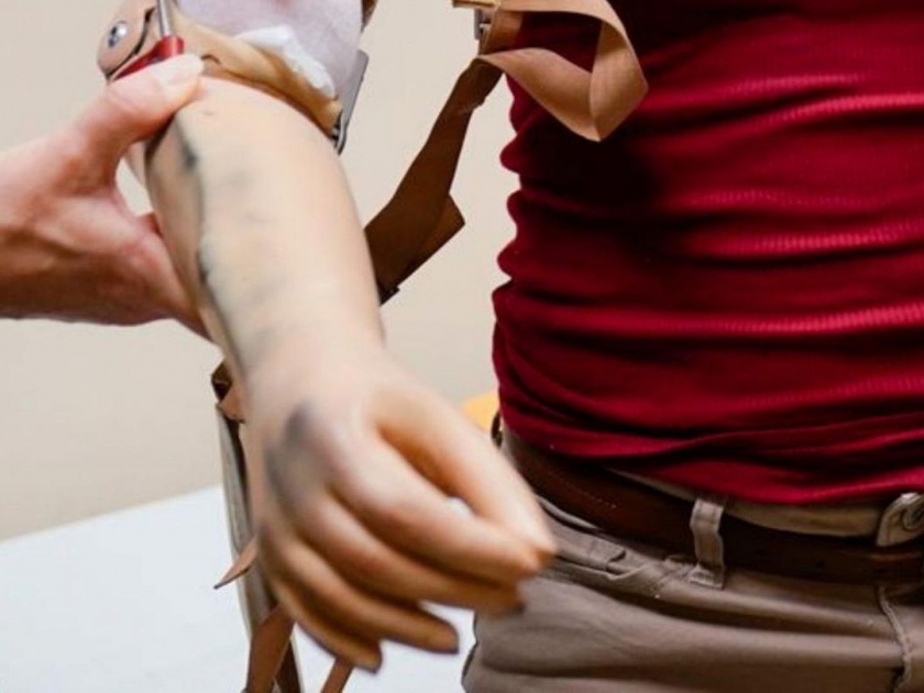 Italian man tries to dodge COVID 19 jab using fake arm | कोरोना लसीचा डोस घ्यायचा नसल्यानं 'तो' बोगस हात लावून गेला अन् मग...