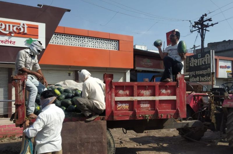 Fruit sales farmers to direct consumers | सोशल डिस्टसिंग : फळांची व्रिकी शेतकरी ते थेट ग्राहक 