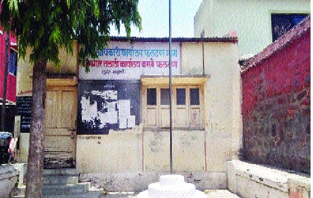  Lock to Phaltan's Talathi office: Problems with school admissions | फलटणच्या तलाठी कार्यालयाला कुलूप : शाळा प्रवेशाला अडचणी