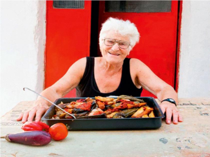 Foreign grandmothers make their 'grandchildren' satisfied! | देशोदेशीच्या आज्या ‘नातवांना’ करतात तृप्त!