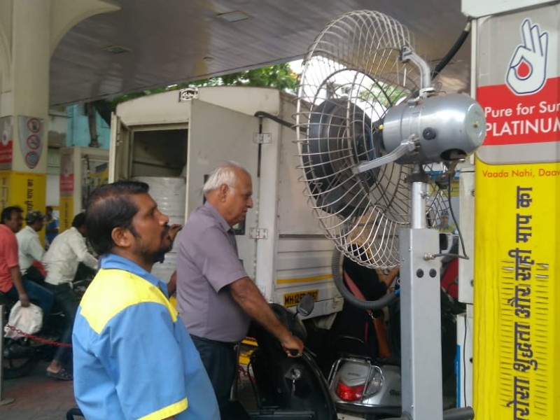 customer get cold brezee on punes petrol pump | पुण्यातील या पेट्राेल पंपावर पेट्राेल साेबत मिळते थंडगार हवा