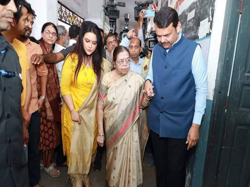 Nagpur Lok Sabha Constituency - Devendra Fadnavis voted along with his mother and wife | आईचा हात पकडत सपत्निक केंद्रावर पोहचले; देवेंद्र फडणवीसांनी बजावला मतदानाचा हक्क