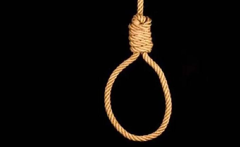 young man commits suicide by hanging | तरुणाने गळफास घेत जीवन संपवले; एकाच कुटुंबातील तिसऱ्या आत्महत्येने हातगाव हादरले
