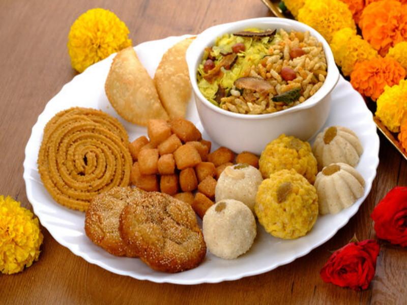 Ladu Chivda Chakli Karanji now straight home Prefer home made ready to eat snacks | Diwali Faral: लाडू चिवडा चकली, करंजी आता थेट घरी; घरगुती स्वरूपातील तयार फराळाला पसंती