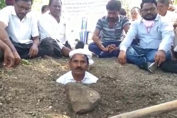 An agitation in Ghatanji in Yavatmal district by burying a farmer in the field | यवतमाळ जिल्ह्यात घाटंजीमध्ये शेतकऱ्याचे शेतातील मातीत गाडून घेऊन आंदोलन