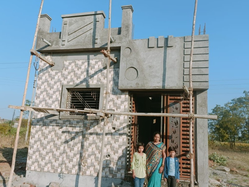 a doctor milind bhoi from pune built houses for a farmer family who in Nanded | कौतुकास्पद! पुण्यातील डॉक्टरने नांदेडमधील आत्महत्याग्रस्त शेतकरी कुटुंबाला बांधून दिलं घरं