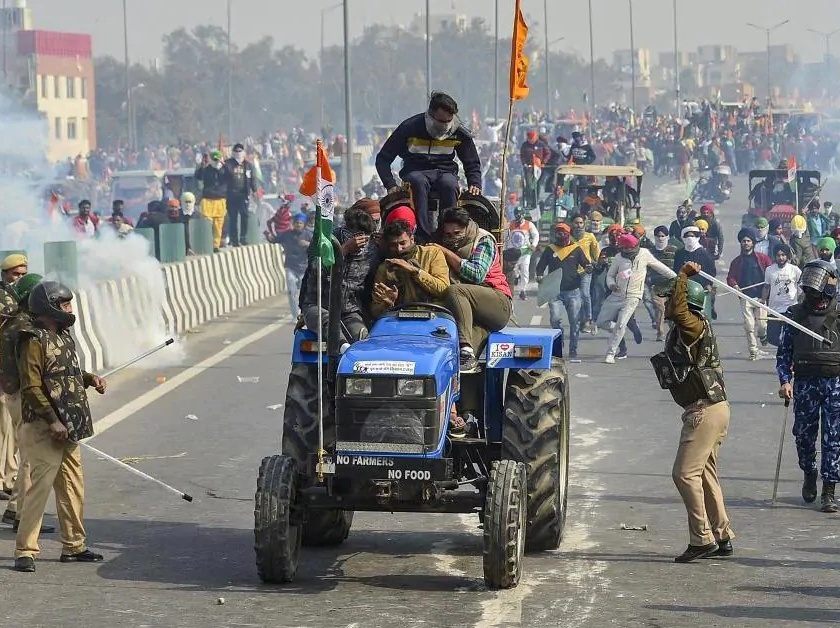 central government defence delhi police in use of tear gas and resorting to lathi charge | शेतकऱ्यांवर कारवाई करण्याशिवाय पोलिसांकडे पर्याय नव्हता; सरकारची संसदेत माहिती