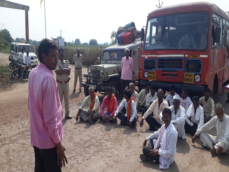 Farmers blocked road to demand full loan waiver at Parabhani | संपूर्ण कर्ज मुक्तीच्या मागणीसाठी शेतकऱ्यांनी रोखून धरला रस्ता
