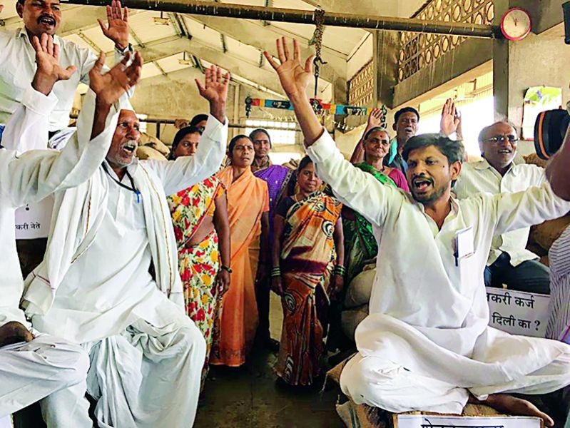 The humorous Yoga movement of farmers in Nagpur | नागपुरात  शेतकऱ्यांचे हास्य योग आंदोलन