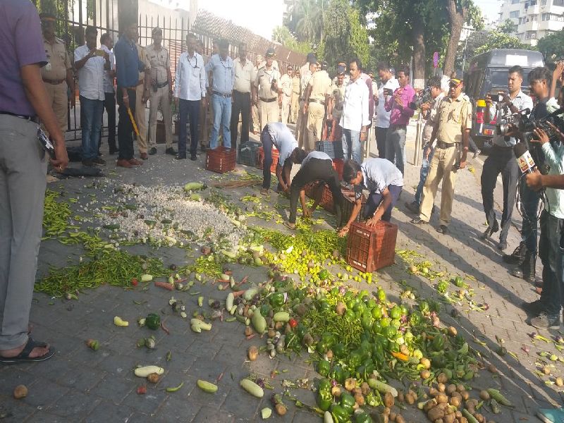 Farmer Strike in front of mantralay | मंत्रालयाच्या प्रवेशद्वारावर शेतकऱ्यांनी फेकल्या भाज्या, पोलिसांचा जाच झाला असह्य