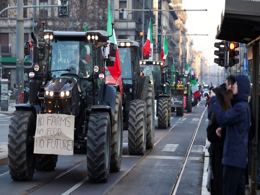Farmers' protest in Rome, tractors arrive at the Colosseum | इटलीमध्ये शेतकरी आंदोलन नियंत्रणाबाहेर, ट्रॅक्टरसह राजधानी रोममध्ये आंदोलकांनी केला प्रवेश 