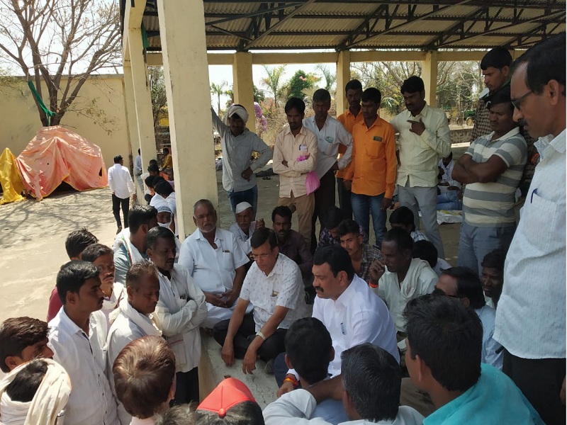 The farmers thiyya agitation for four hours to measure cotton in Majalgaon | माजलगावात शेतकऱ्यांचा कापसाच्या मापासाठी चार तास ठिय्या