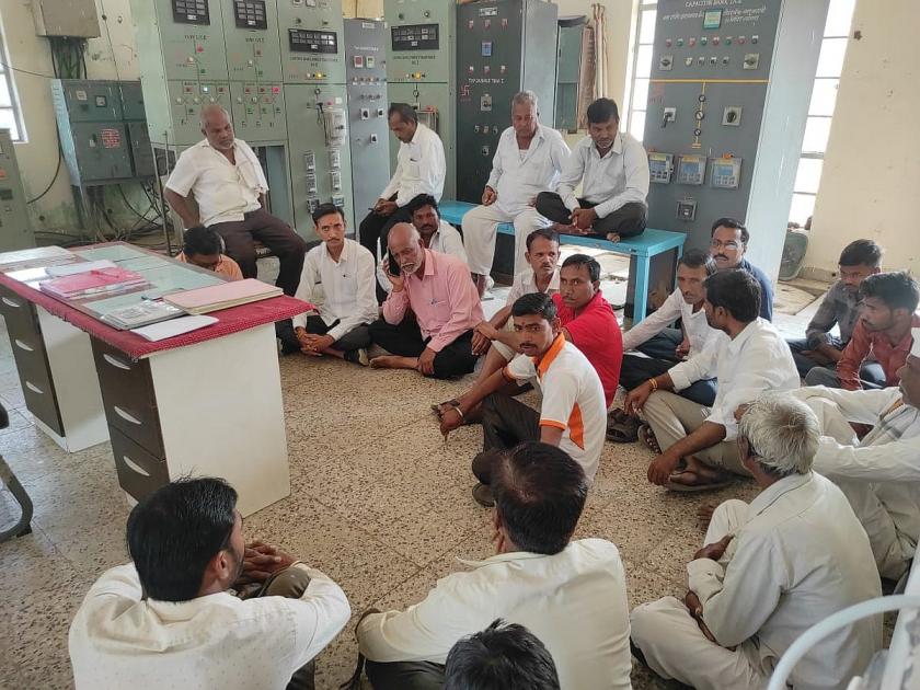Buldhana: Farmers' strike for Rohitra | Buldhana: रोहीत्रांसाठी शेतकऱ्यांचे ठिय्या आंदोलन
