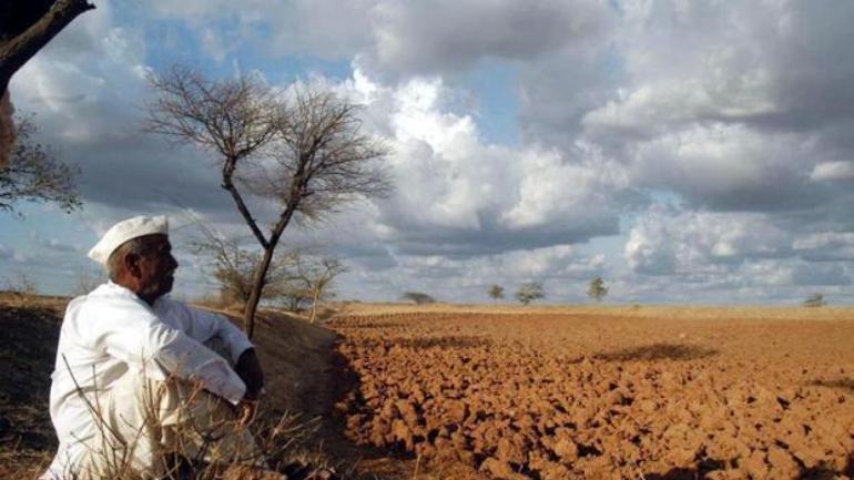 The government did not give any help to farmer | शेतकऱ्यांच्या तोंडाला सरकारने पुसली पाने, नुकसानभरपाई मिळाली नाही