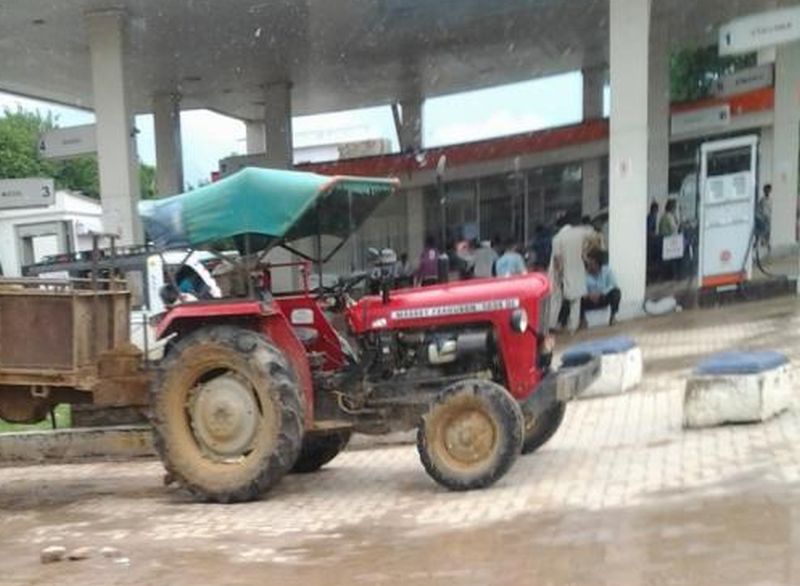 Lockdown in Akola: Farmers will get fuel for tractors | Lockdown in Akola : शेतकऱ्यांना ट्रॅक्टरसाठी मिळेल इंधन