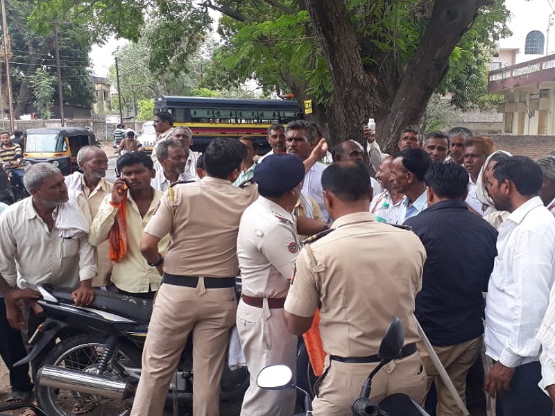 76 farmers was arrested while attempting suicide at Parabhani | परभणीत 76 शेतक-यांचा आत्मदहनाचा प्रयत्न, पोलिसांनी घेतलं ताब्यात