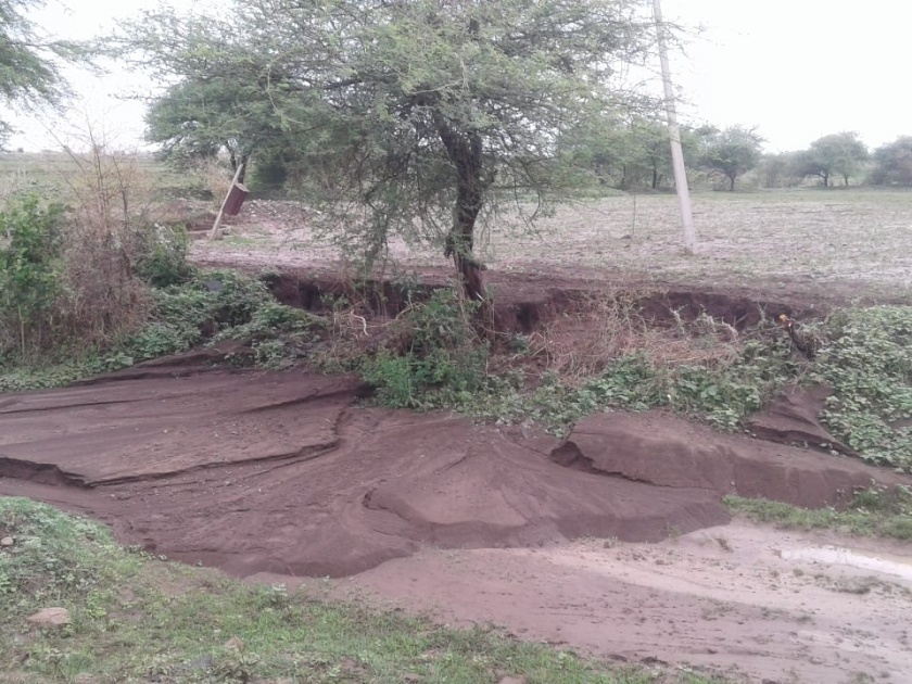 farmland of Farmers of four villages flash out by rain | वाशिम तालुक्यातील चार गावच्या शिवारातील शेतजमीन पावसाने खरडली 