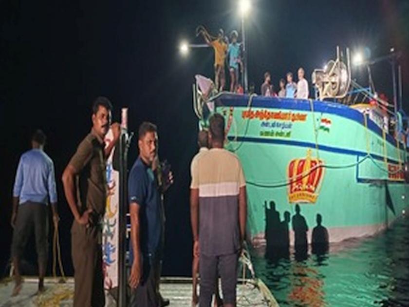 Coastguard supports 11 fishermen stranded at sea | समुद्रात अडकलेल्या ११ मच्छीमाराना कोस्टगार्डचा आधार