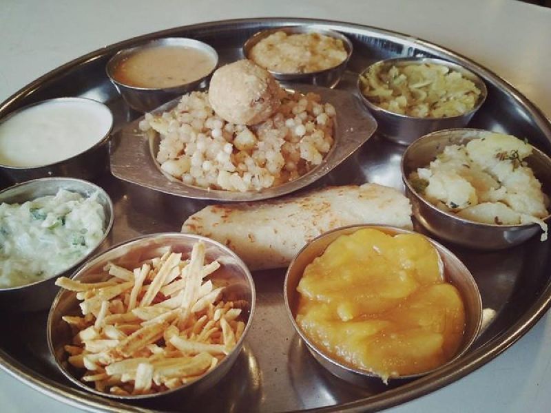 Fasting on Navratri, eat fruits, avoid saffron | नवरात्रीचा उपवास करताय! फळे खा, शाबूदाणा टाळा