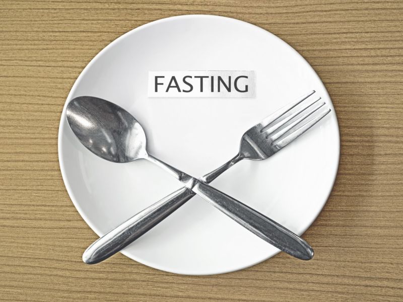 Want to stay fit and healthy even when you age start fasting | आजारांना दूर ठेवायचं असेल तर करा उपवास - रिसर्च