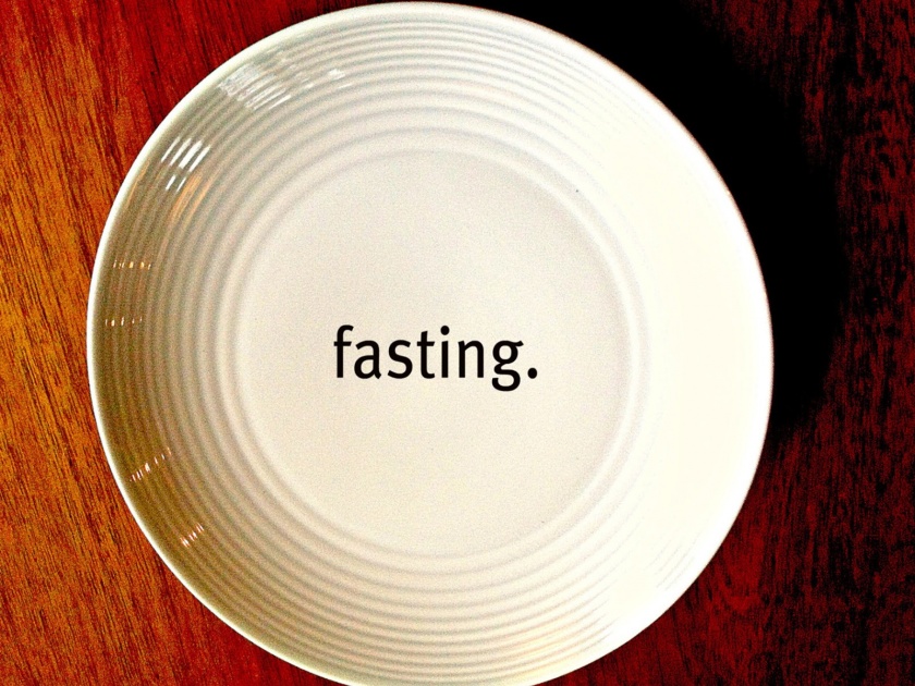 benefits of intermittent fasting new research shows intermittent fasting can lower risk of diabetes and blood pressure | Intermittent Fasting केल्यानं होतात 'हे' गंभीर आजार कायमचे बरे, संशोधतानून नवा खुलास