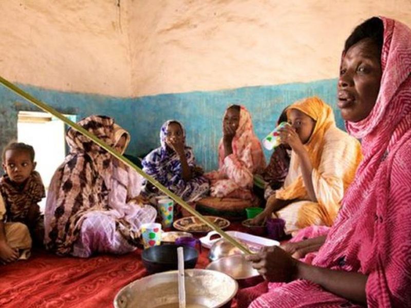Girls of mauritania africa forced to gain weight at 16 thousand calories per day | इथे मुलींना स्लिम नाही तर जाड व्हायचंय, खाण्यासाठी केली जाते जबरदस्ती! 