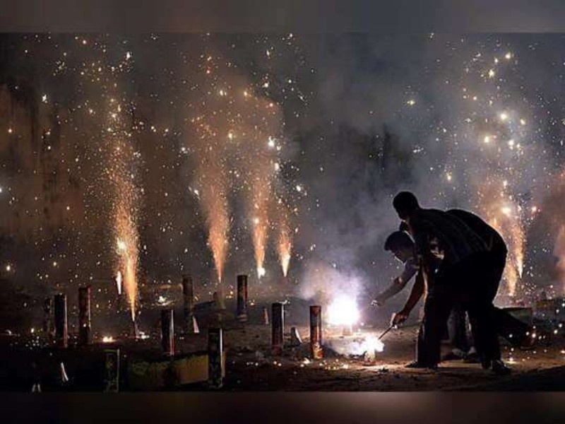 People of Pune beware! Ban on playing firecrackers in public places on the backdrop of Diwali | पुणेकरांनो, सावधान! दिवाळीच्या पार्श्वभूमीवर सार्वजनिक ठिकाणी फटाके वाजविण्यावर बंदी