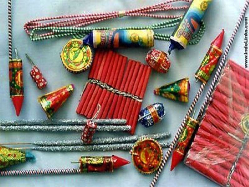 Starting issuance of temporary licenses for sale of firecrackers for Diwali in Solapur district | सोलापूर जिल्ह्यात दीपावली सणाकरिता फटाके विक्रीचे तात्पुरते परवाने देण्यास सुरुवात