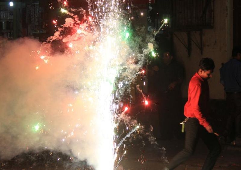 Firecrackers allowed for two hours on Diwali in Mira Bhayandar | मीरा भाईंदरमध्ये दिवाळीत दोन तास फटाके फोडण्यास परवानगी 