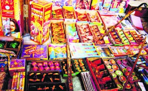  500 crore rupees fire crackers unsold in Delhi; Businessmen do not have licenses | दिल्लीत ५00 कोटींचे फटाके पडून; व्यापाऱ्यांनी घेतलाच नाही परवाना
