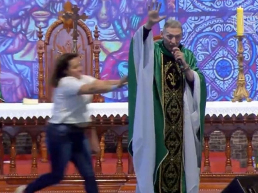Video : This woman shoves priest off from stage saying fat women don't go to heaven | Video : फादर म्हणाले, 'लठ्ठ मुली स्वर्गात जात नाही' हे ऐकून एक मुलगी भडकली आणि....