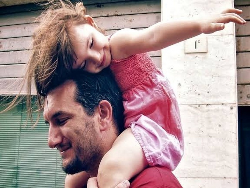Study says Fathers of daughters live longer 74 years of age increases after every daughter is born | मुलींचे वडील जगतात जास्त आयुष्य, मुलांच्या वडिलांचं काय होतं?