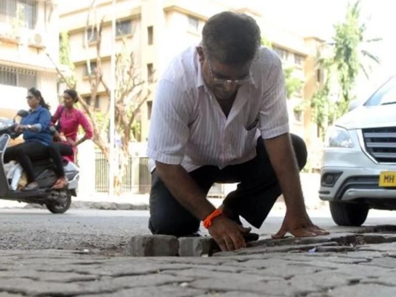 Mumbai man fills 556 potholes after his son died due to potholes | खड्ड्यांमुळे तरुण मुलगा गमावलेल्या पित्यानं बुजवले 556 खड्डे