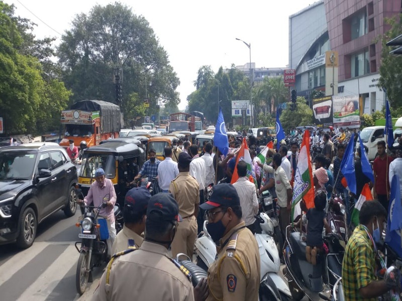 due to agitation in pune solapur road at fatimanagar chowk was blocked | Maharashtra Bandha: पुण्यात आंदोलनामुळे फातिमानगर चौकातील सोलापूर रस्ता जाम