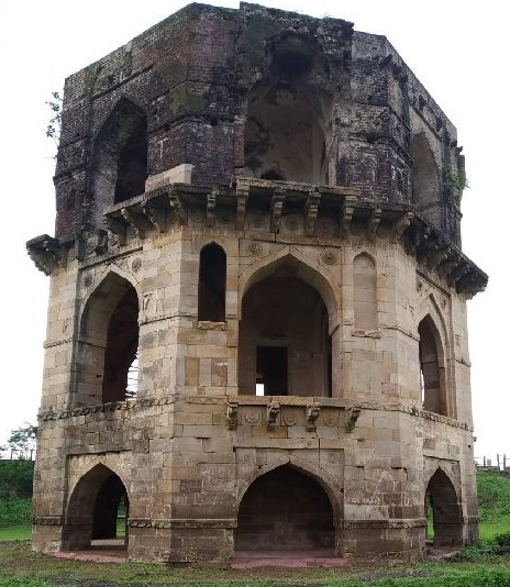 Government's neglect of historical place in Amravati district | अमरावती जिल्ह्यातील ऐतिहासिक हौजकटोराकडे शासनाचे दुर्लक्ष