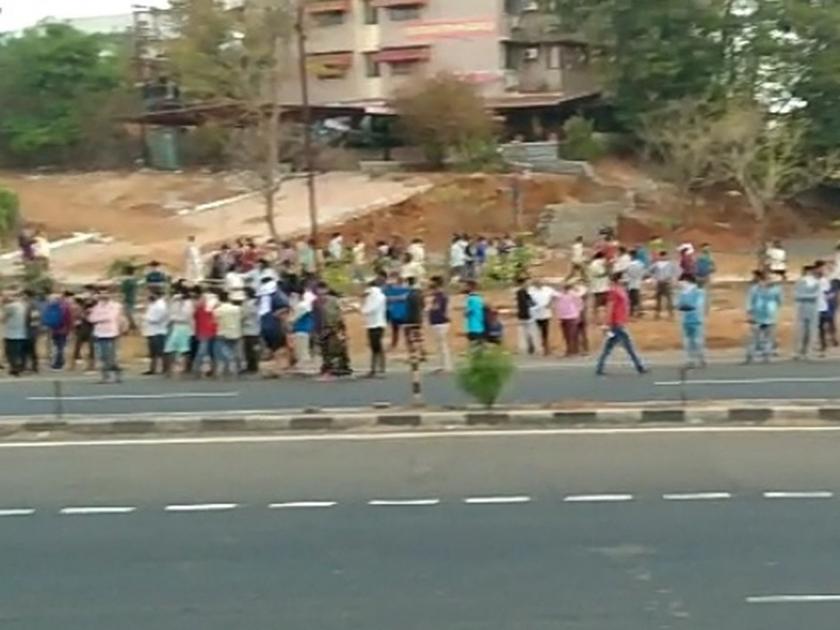 CoronaVirus Marathi News Lockdown is not over! Thousands of workers leaving to their states hrb | CoronaVirus लॉकडाऊन संपेना! वैतागून हजारो कामगारांचे जथ्थेच्या जथ्थे परराज्यात रवाना