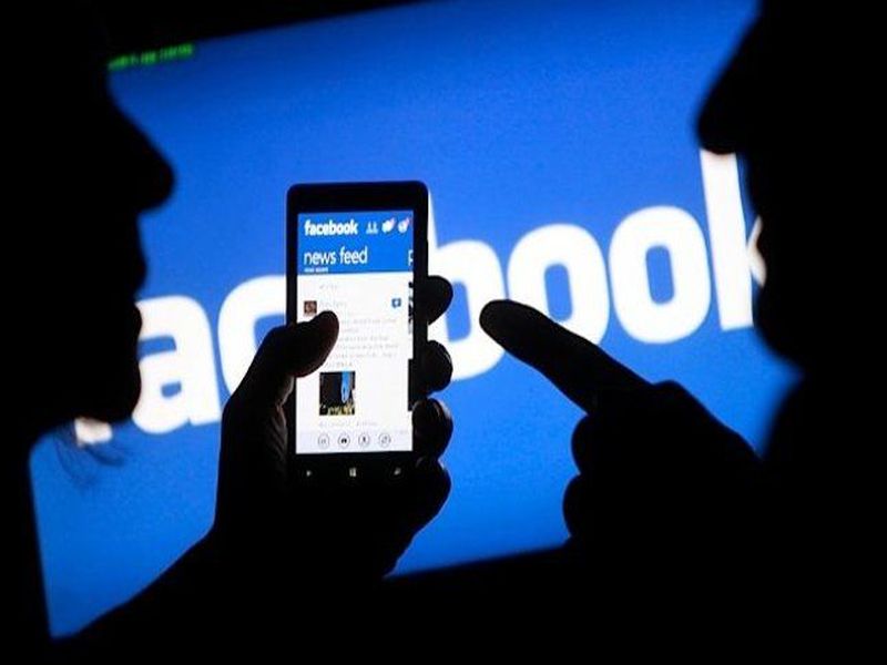 Facebook's friendship is worth 47 lakh, complaint lodged in pune police station | फेसबुकची मैत्री महागात, बांधकाम व्यावसायिकाला 47 लाखांचा गंडा 