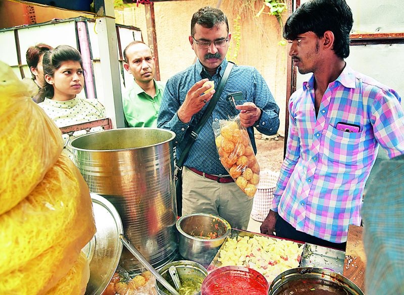 Lokmat Impact: Onion handling 17 food items in Nagpur | लोकमत इम्पॅक्ट : नागपुरात खाद्यपदार्थांच्या १७ हातठेल्यांवर धाड