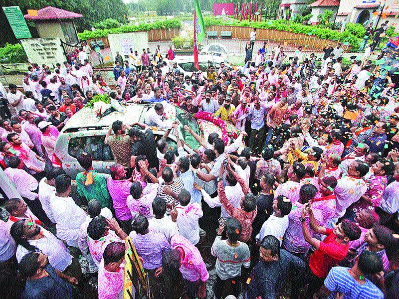 Maharashtra Election 2019: Ganesh Naik succeeds in retaining his fort | बालेकिल्ला टिकवण्यात गणेश नाईक यांना यश