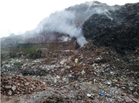 Disposal of hazardous waste by law | कायदे धाब्यावर बसवून घातक कचऱ्याची लावतात विल्हेवाट 