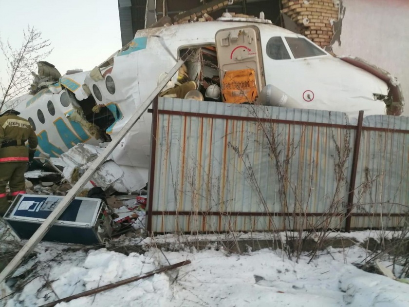 A plane carrying 100 passengers collapses in Kazakhstan; 7 killed | कझाकिस्तानमध्ये 100 प्रवाशांना घेऊन जाणारे विमान कोसळले; 9 ठार
